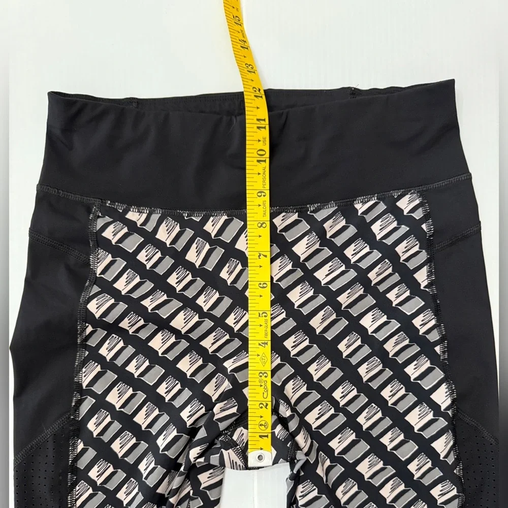 Sweaty Betty Zero Gravity Leggings - Black and Gray Geometric - M